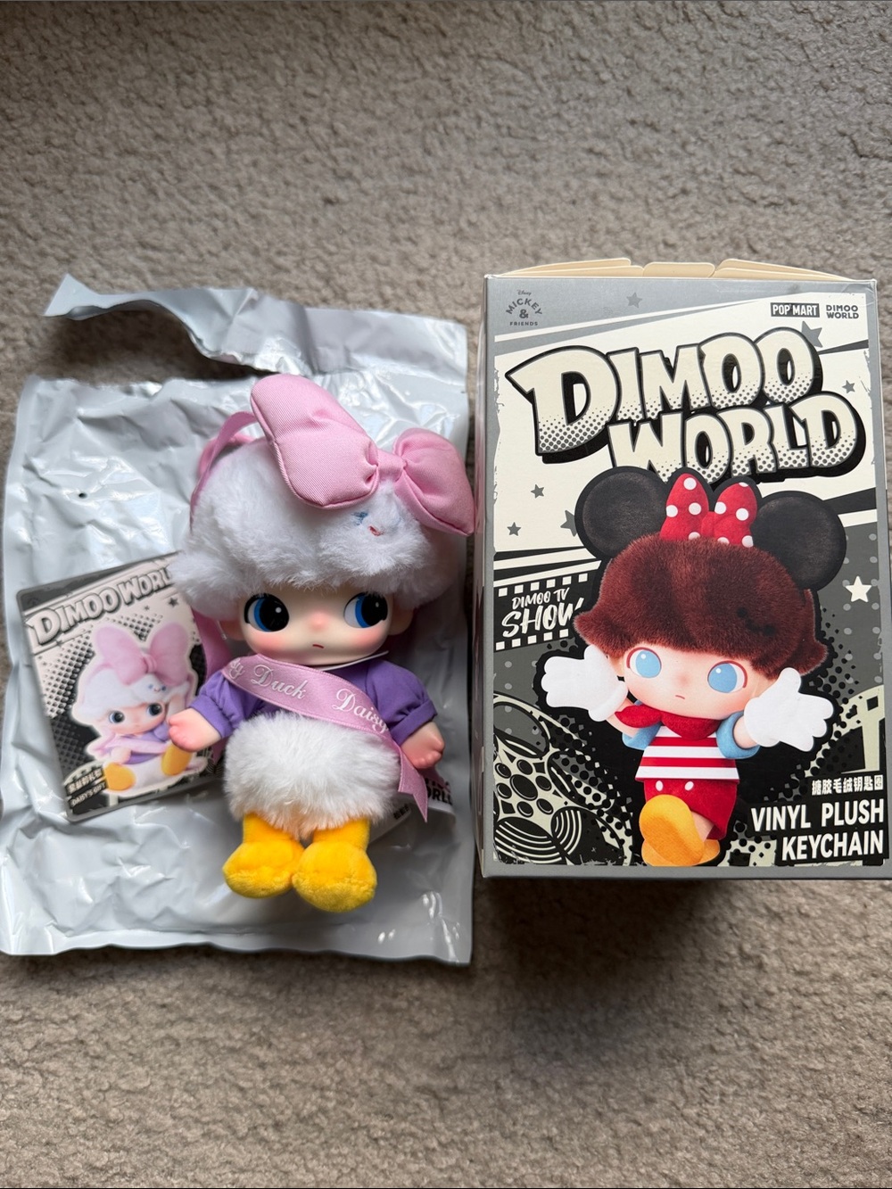 Pop Mart- Dimoo World x Disney Vinyl Plush Keychain, DAISY’S GIFT